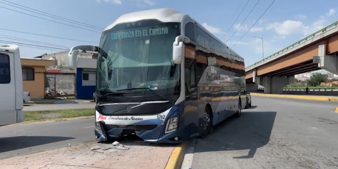 Maniobra equivocada provoca choque de autobús en el periférico
