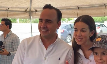 Acude Manolo Jiménez a emitir su voto