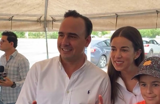 Acude Manolo Jiménez a emitir su voto