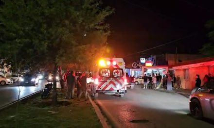 Menor motociclista resulta lesionado tras choque con camioneta en la Morelos