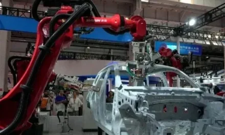 General Motors reemplaza a mil empleados con robots en Detroit