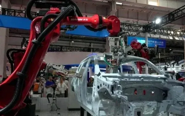 General Motors reemplaza a mil empleados con robots en Detroit