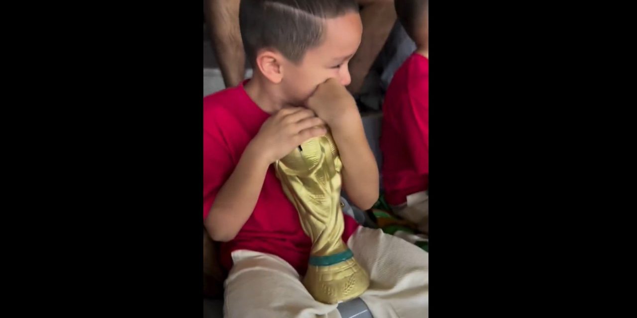 Afición de Colombia consuela a un niño de Uzbekistán tras la derrota de su equipo