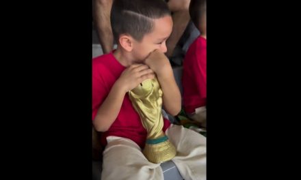 Afición de Colombia consuela a un niño de Uzbekistán tras la derrota de su equipo