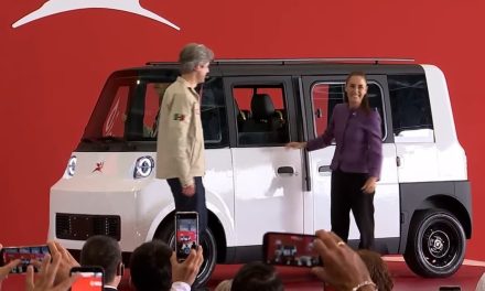 Sheinbaum maneja Olinia, el auto mexicano 100% eléctrico durante su presentación