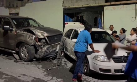 Omite su alto y causa carambola en Saltillo