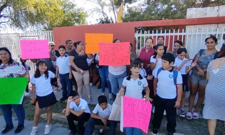 Padres de familia cierran la escuela Nueva Almadén  por falta de luz, en Monclova