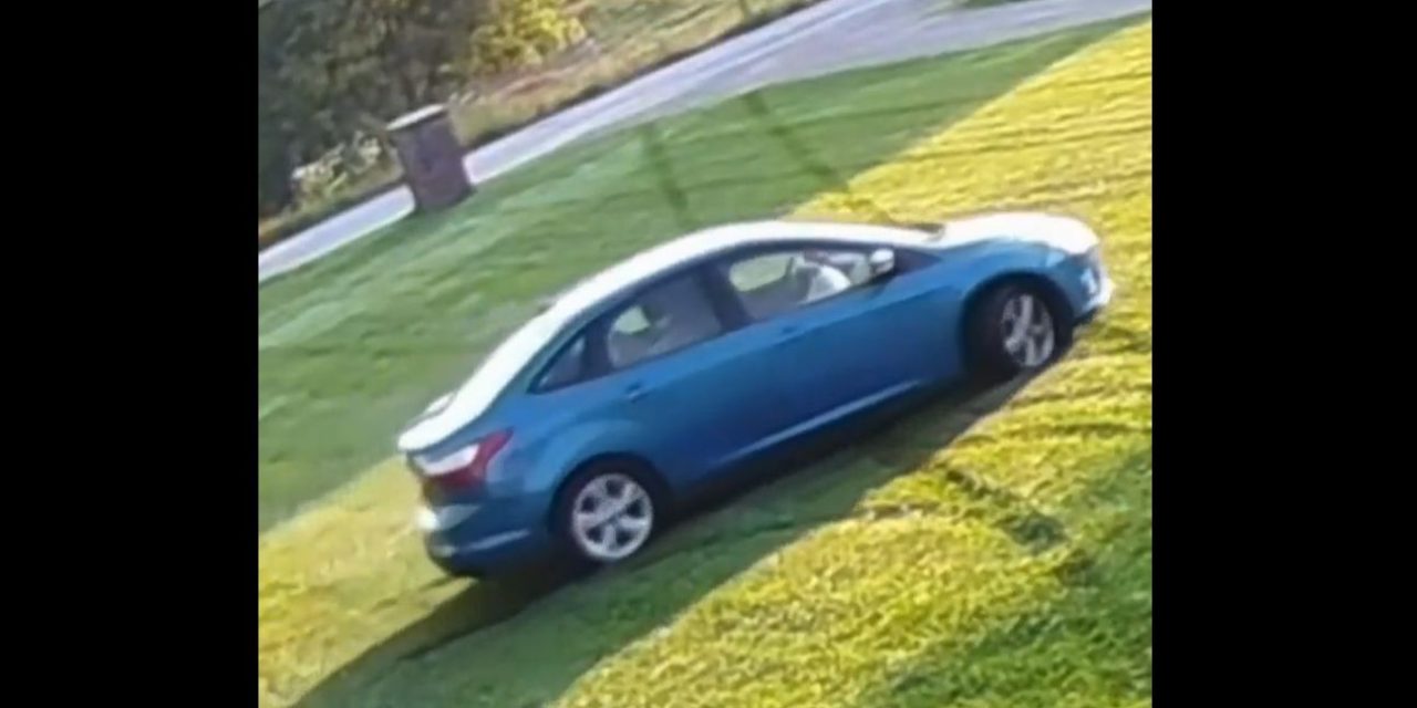 Repartidora de Amazon entra con su auto a un jardín y desata polémica en redes