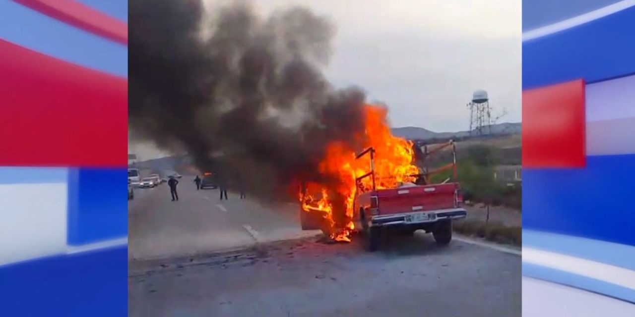 Pickup queda reducida a chatarra tras incendiarse en carretera de Ramos Arizpe