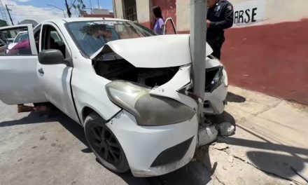 Presunta convulsión provoca accidente de chofer de plataforma en el Centro de Saltillo