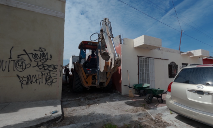 Refuerza Javier Díaz limpieza de callejones con maquinaria pesada