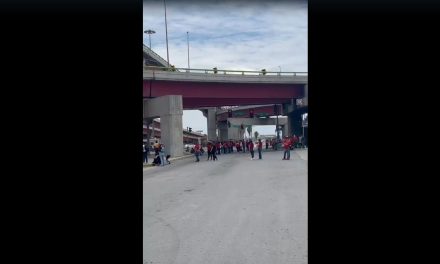 Maestros bloquean el Distribuidor Vial el Sarape de Saltillo como parte de su manifestación a nivel nacional