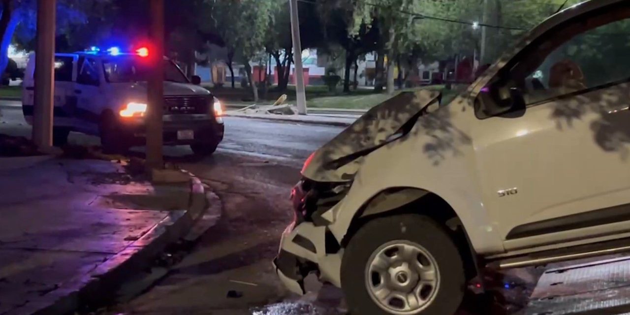 Hombre se estrella contra un árbol en Saltillo