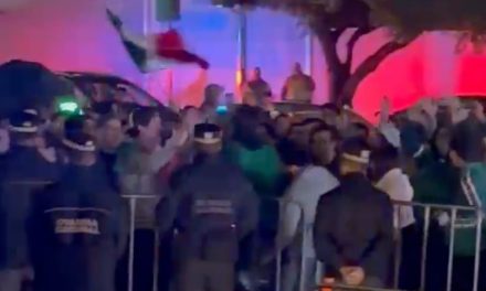 Así fue la ‘serenata’ que realizaron los fans mexicanos a las afueras del hotel donde se hospeda la Selección de Ecuador