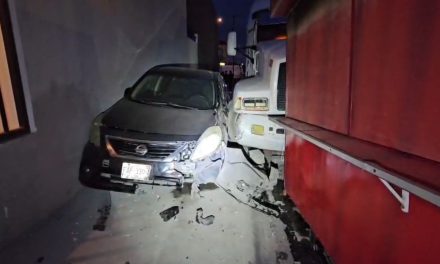 Tractocamión impacta auto estacionado y puesto de comida