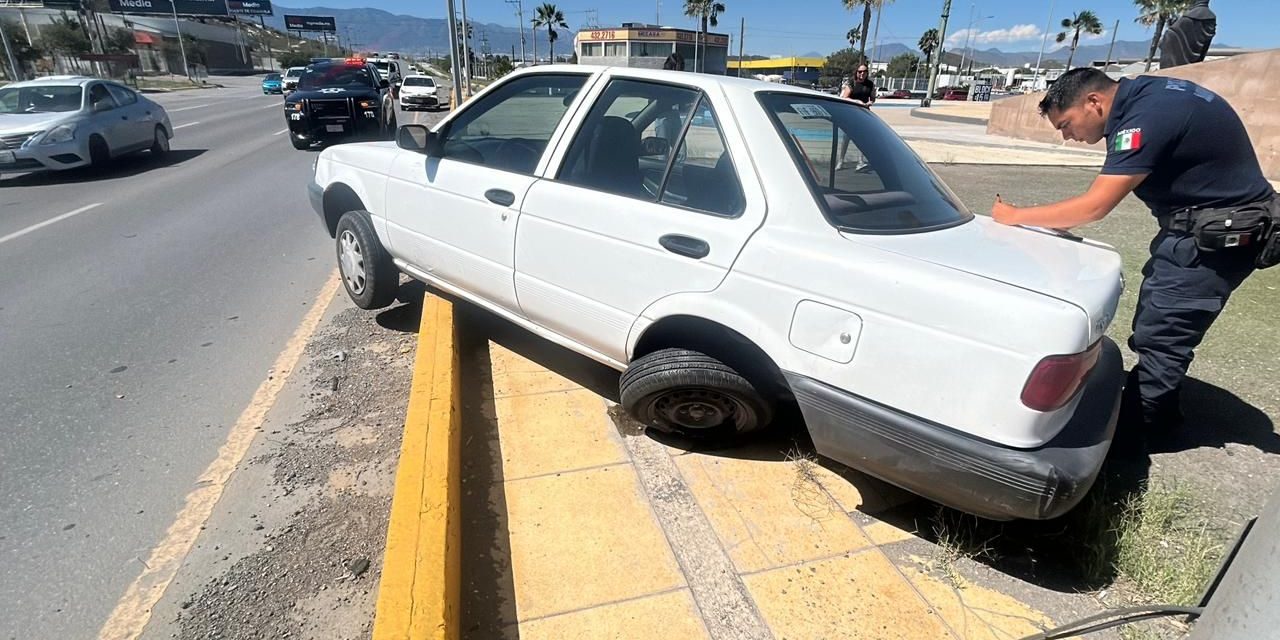 Trailer da un cerrón a un automovilista y termina en choque en Ramos Arizpe