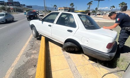 Trailer da un cerrón a un automovilista y termina en choque en Ramos Arizpe