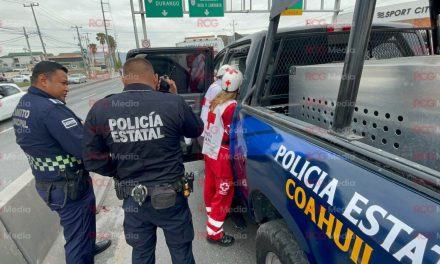 Elemento de la policía resulta lesionado al esquivar un peatón en Saltillo