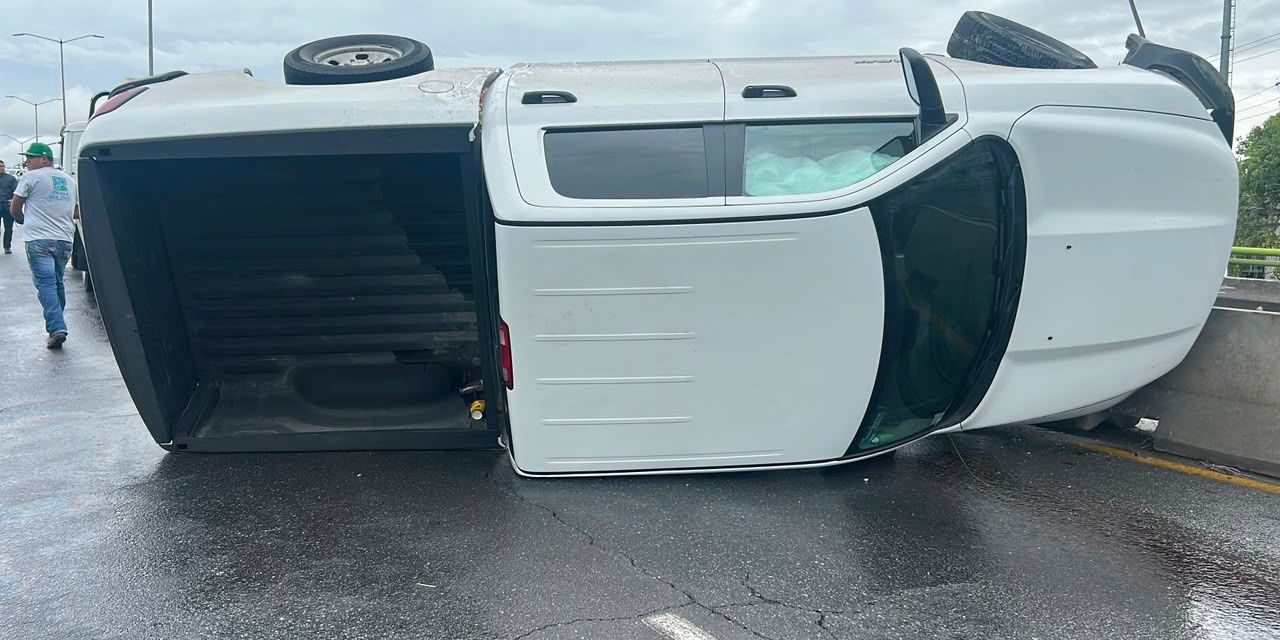 Pavimento mojado hace de las suyas y ocasiona aparatosa volcadura en Saltillo