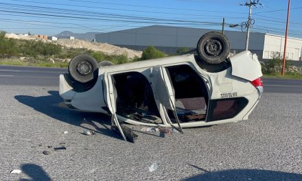 Vuelca automóvil en el Libramiento Oscar Flores Tapia