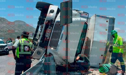 Camión de carga se vuelca en la autopista Monterrey-Saltillo