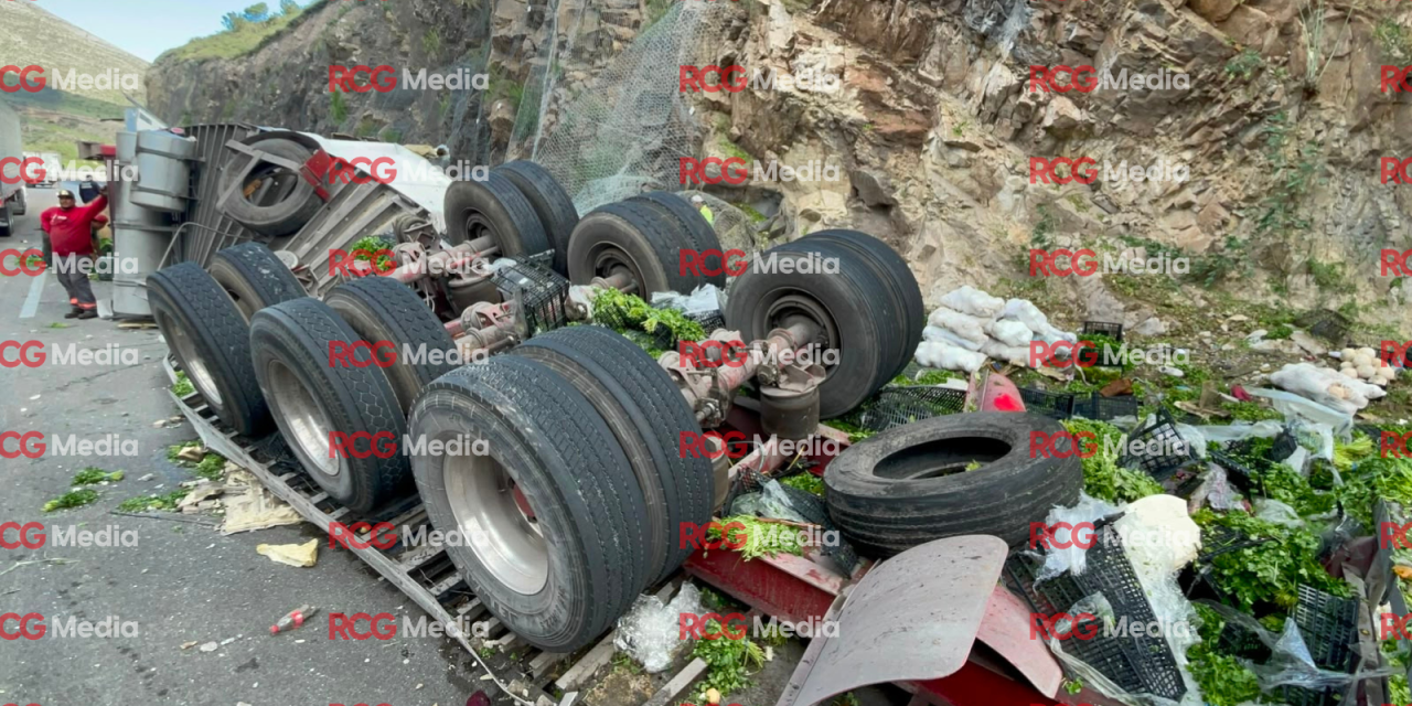 Vuelca camión cargado de verduras en Los Chorros