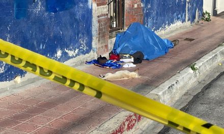 Encuentran a hombre sin vida en Saltillo; su perro fiel lo acompaña hasta su último aliento