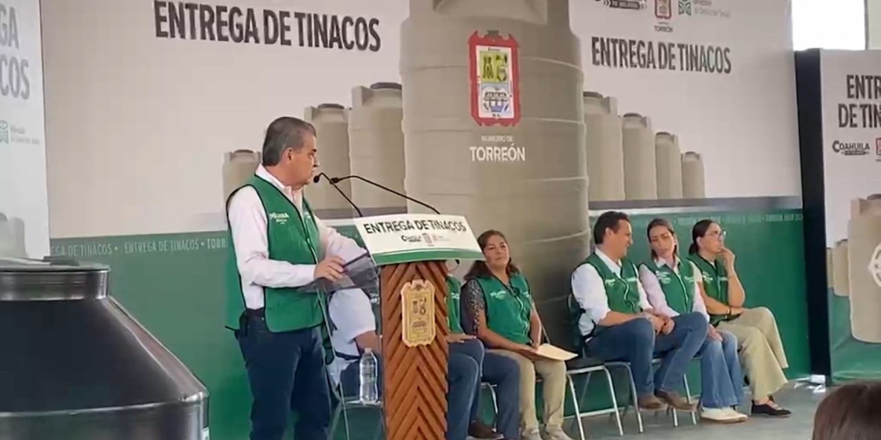 Entrega el alcalde de Torreón tinacos a bajo costo