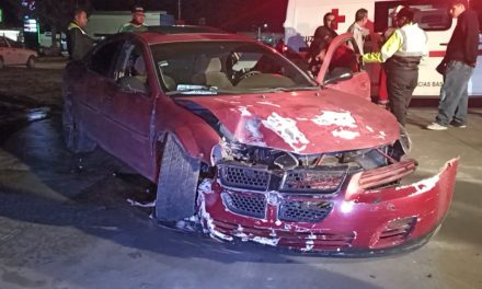 Discuten, se lleva el auto y choca: mujer derriba luminaria tras arrebato