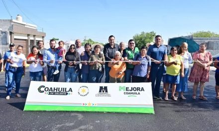 Carlos Villarreal entrega obras de pavimentación en la colonia Lupita Murguía