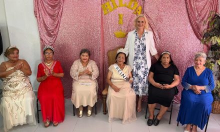 Coronan a la Reina del Adulto Mayor de Barroterán