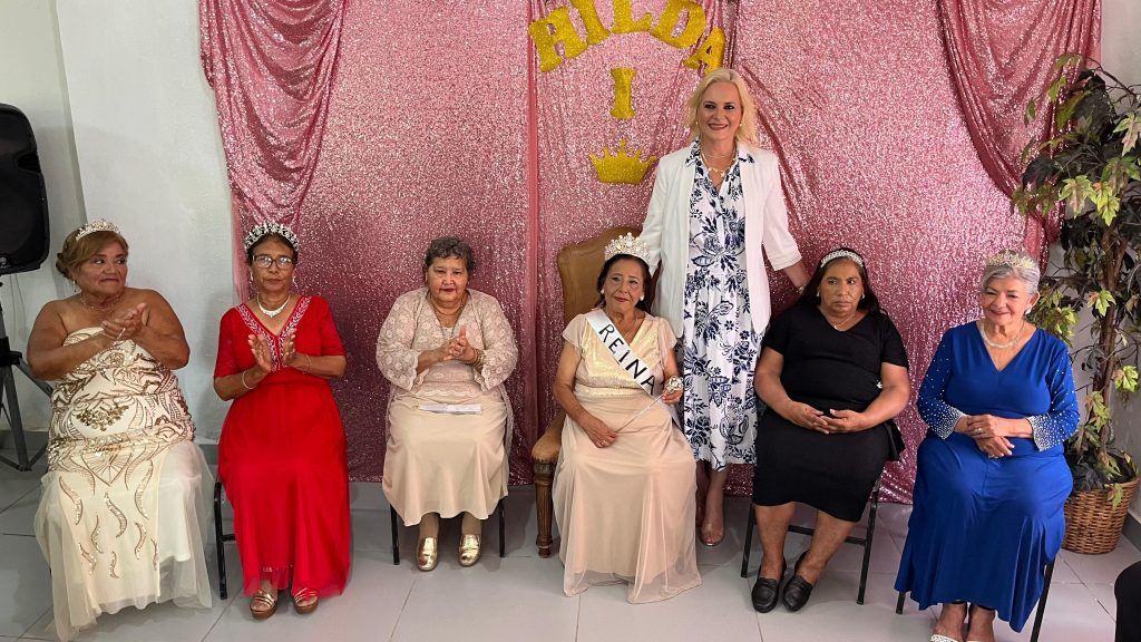 Coronan a la Reina del Adulto Mayor de Barroterán