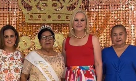 Coronan a la reina del Adulto Mayor de Palaú