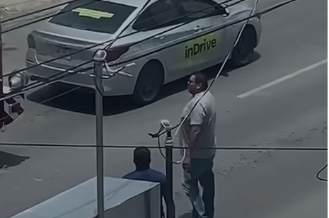 Conductor detiene su auto e intenta agredir a bomberos durante servicio