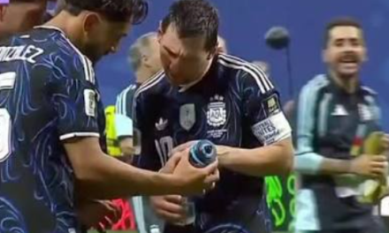 Iba preparado: la botella del arquero inglés se robó los reflectores