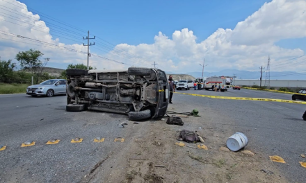 Volcadura deja un muerto y cuatro lesionados en el Óscar Flores Tapia