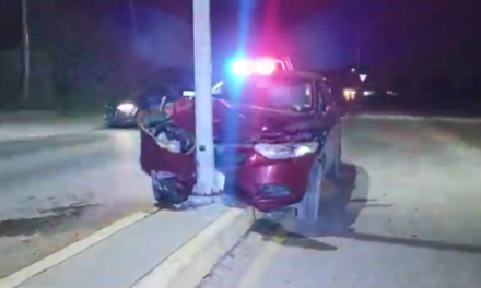 Saltillo: Le sale caro quedarse dormido, estrelló su auto contra una luminaria