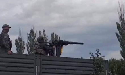 Soldado ruso pierde el control de una ametralladora