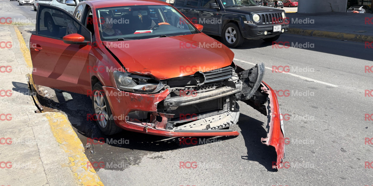 Choque frente a centro comercial en el periférico LEA