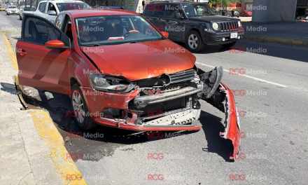 Choque frente a centro comercial en el periférico LEA