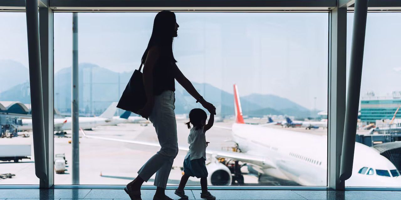 Recomiendan tramitar permiso notarial para menores que viajen sin sus padres
