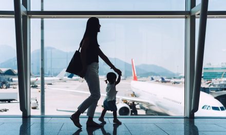 Recomiendan tramitar permiso notarial para menores que viajen sin sus padres