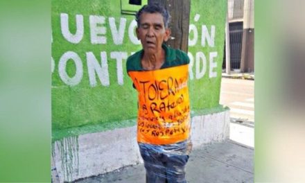 Encuentran a presunto delincuente amarrado a un poste en el centro de Monterrey
