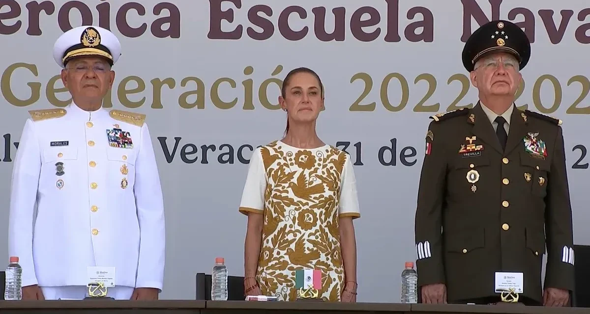 Presidenta encabeza graduación de cadetes de la Heroica Escuela Naval Militar
