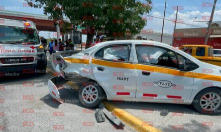 Saltillo: Taxi acaba sobre camellón en el bulevar Solidaridad