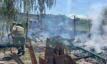 Bomberos de Saltillo atienden incendio en tejaban en la colonia Omega