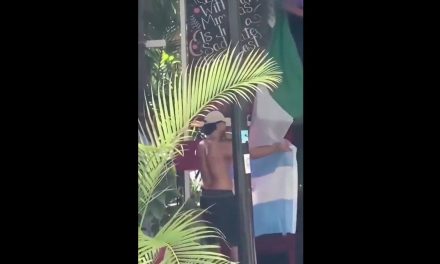 Captan a ciudadano retirando bandera de México para colocar una de Argentina en Cancún (video)
