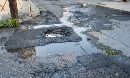 Aguas negras y malos olores afectan a comercios y viviendas en el Centro de Saltillo