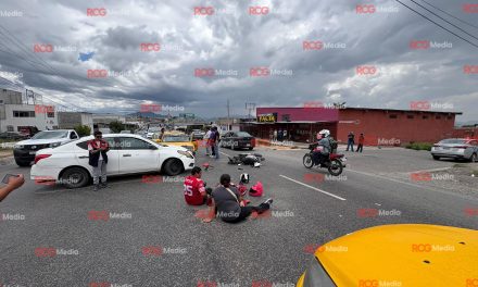 Accidente entre motocicleta y vehículo deja dos jóvenes lesionados en Saltillo
