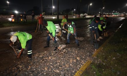 Atienden brigadas municipales deslave en bulevar Fundadores